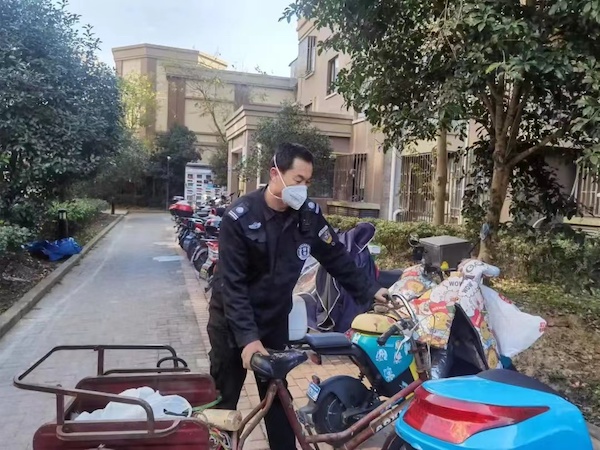 居民家中浓烟滚滚突发火灾,居民屋里发出臭味