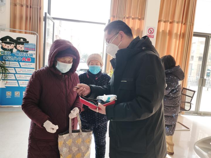 向居民发放爱心健康包,发放健康防护爱心包