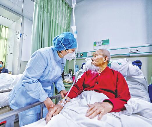 济南百岁老人“战胜”新冠康复出院医生提醒：糖尿病人感染新冠后要根据血糖状况调整降糖药用量