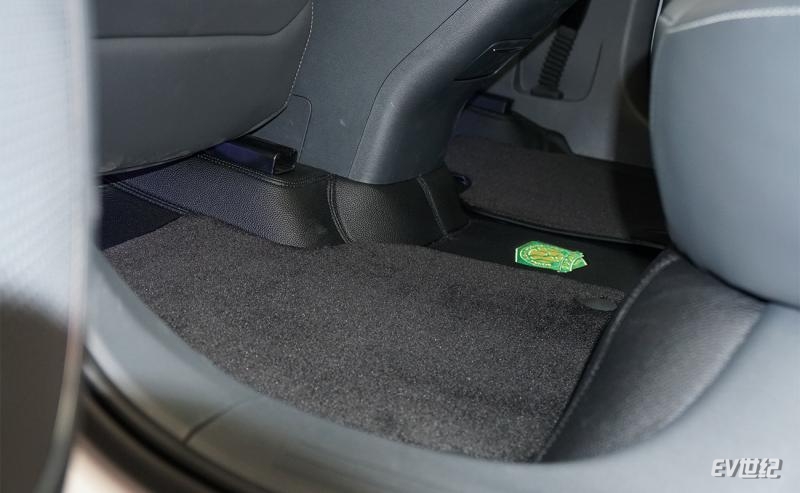 性能不变但细节拉满到店体验极狐阿尔法T国安版车型