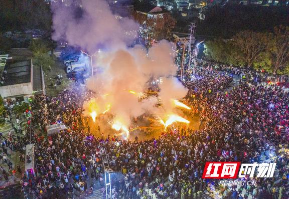 张家界元宵节舞龙灯,正月十五舞龙灯欢天喜地闹元宵