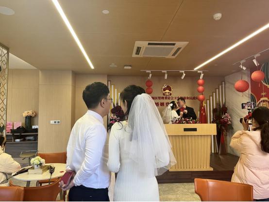 “狗粮”来了！直击新区情人节领证现场