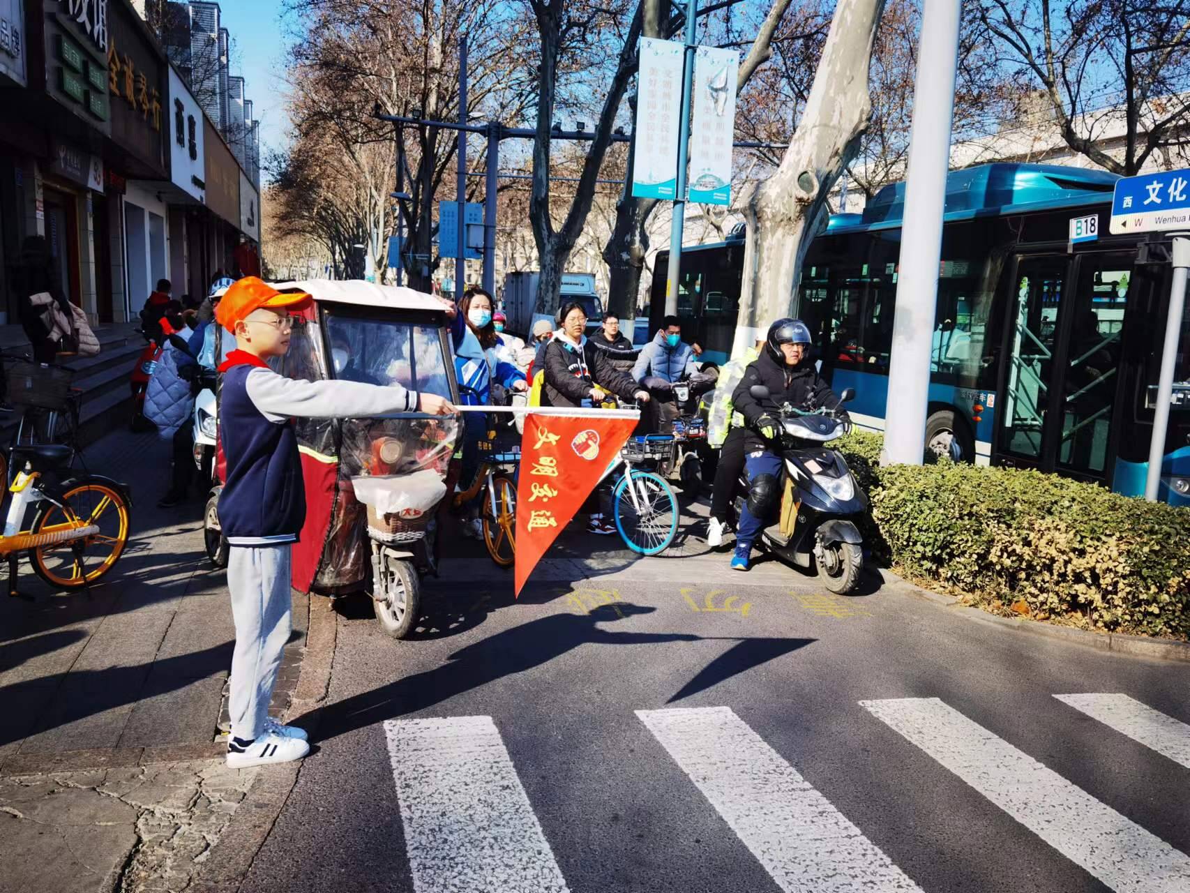 雷锋精神永放光芒主题,弘扬雷锋精神争做志愿先锋班会