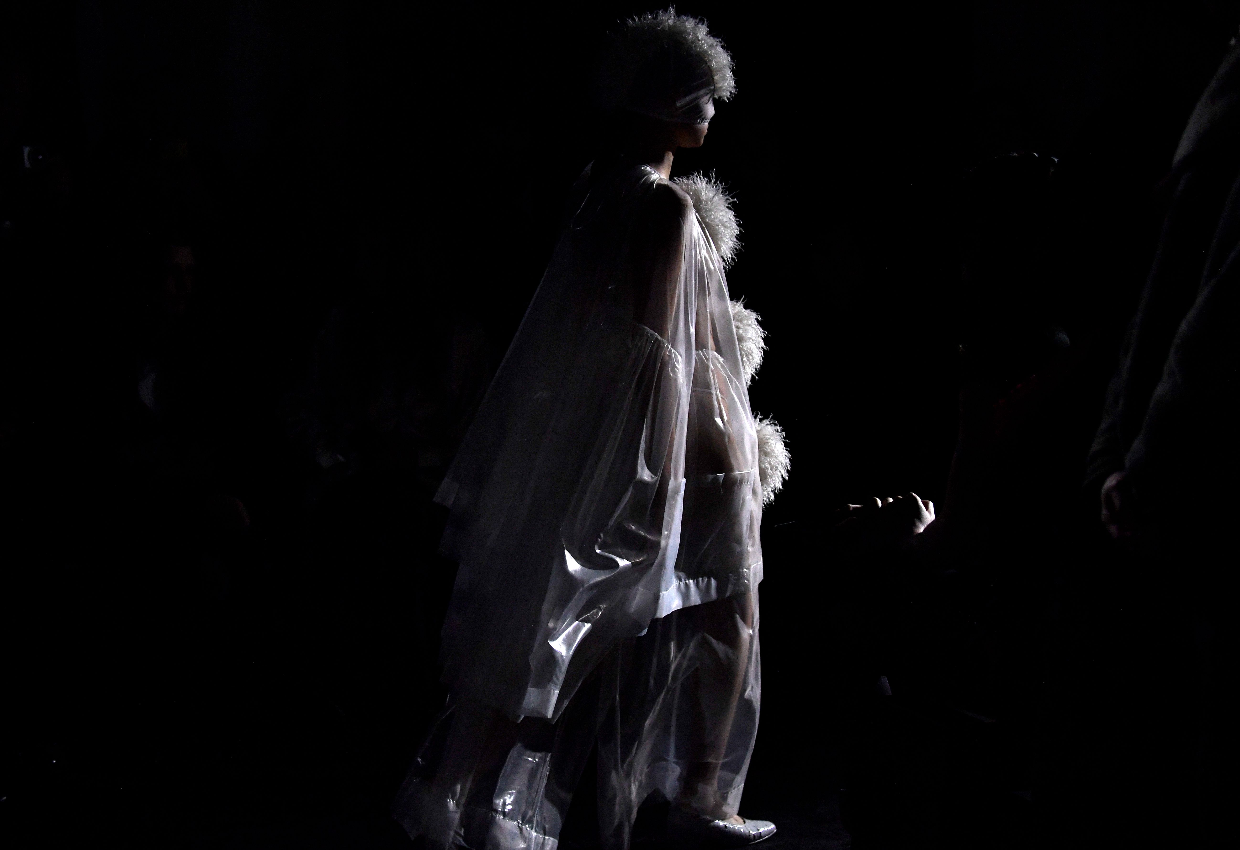 2018夏季国际时装周晚礼服t台秀,时装周红色冬季搭配走秀