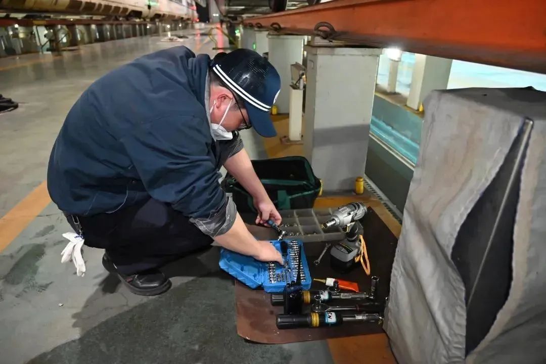 桂林列车上价值数万元的玉石掉进便池，动车组机械师：掏！