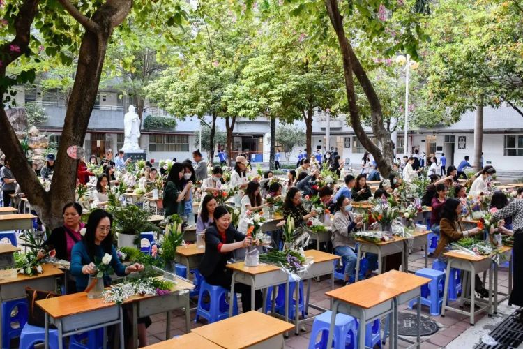 光明区高级中学举办“花样人生，最美是你”花艺沙龙活动，借用花木展现光高女教师高雅情怀