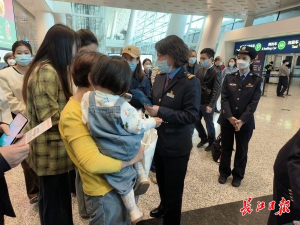 天河机场内怎么买高铁票,天河机场下机换乘高铁多长时间