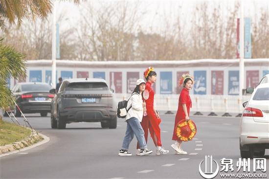 簪花围“火热”丰海路有点“乱”交警多措并举整治隐患