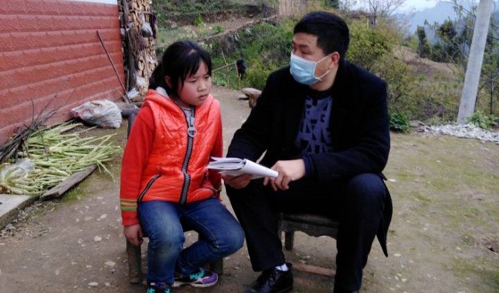 扎根山区教育一线教师的视频,谷城县赵湾乡长岭中心小学校长