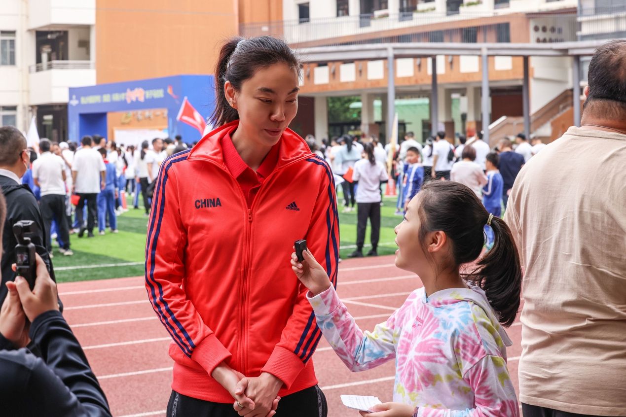 女排奥运冠军亮相！助力科苑小学亲子马拉松周末开跑