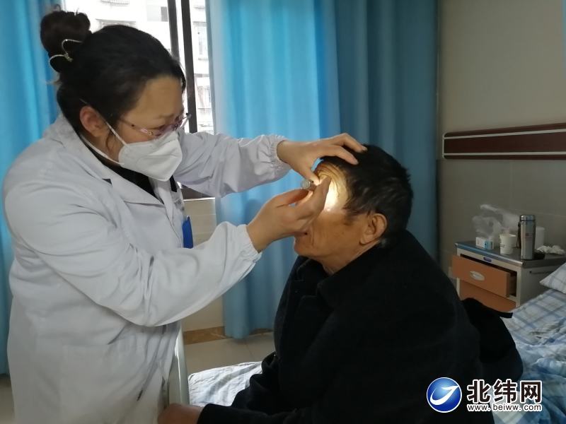 视力模糊白内障老年人,仁康医院白内障手术