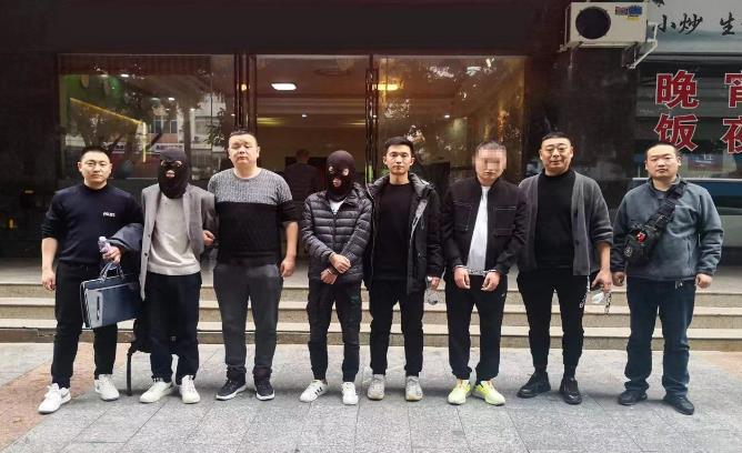 团伙设置“抢红包、踩雷”游戏规则开赌博群涉案流水高达35亿元主犯获刑7年