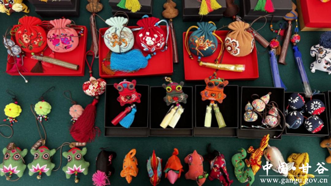 甘谷大漠行鞋业有限公司,甘谷大漠行文化产业有限公司