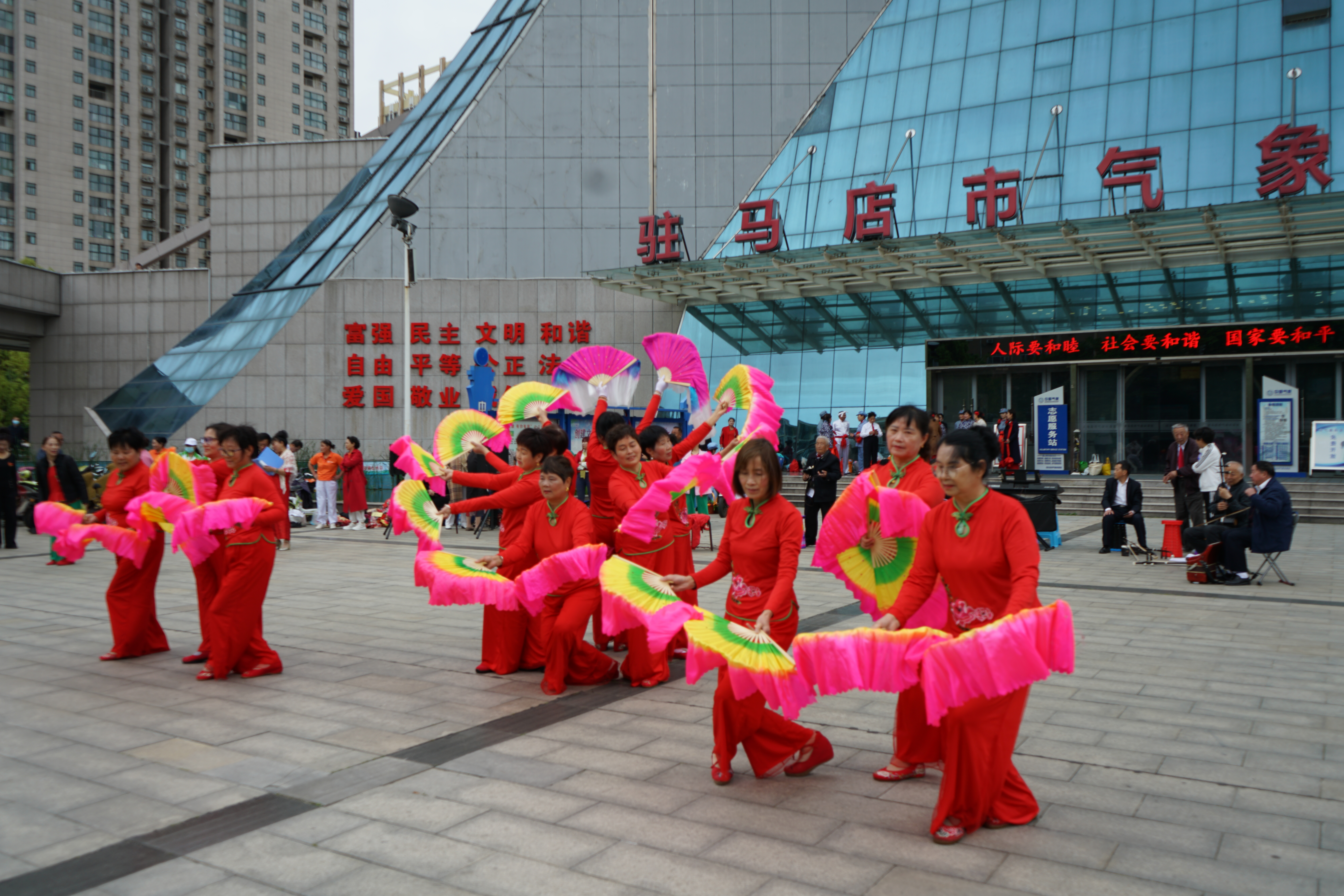 驻马店市公共关系协会公关礼仪艺术团举办首届庆“五一”文艺演出