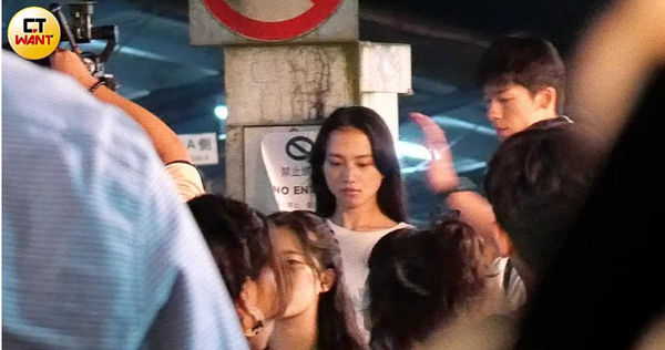 许光汉老街「十指紧扣日本女星」　近身聊天护花赶飞蛾…浪漫互动被直击