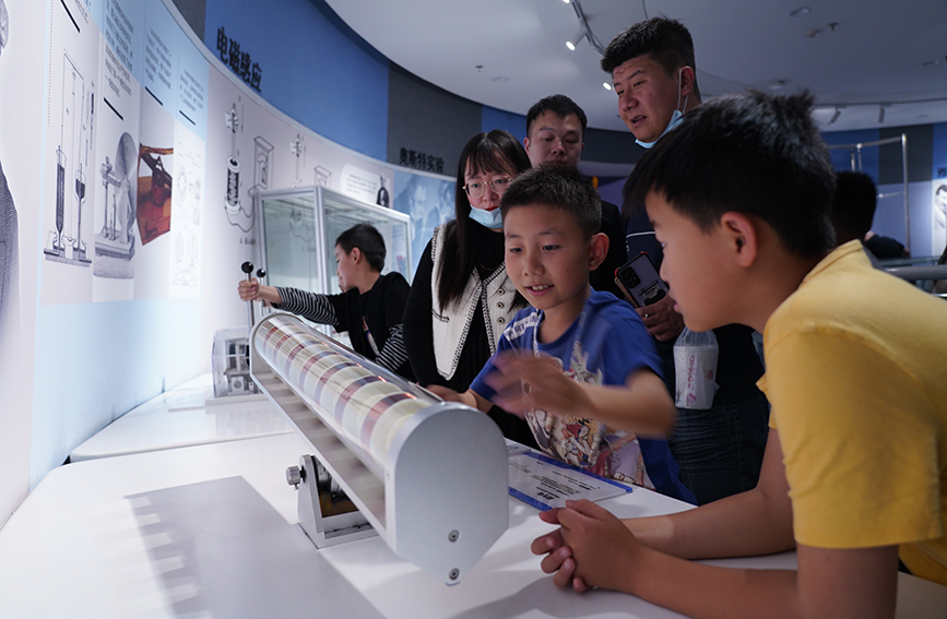 科技馆里过“五一”游玩中学知识