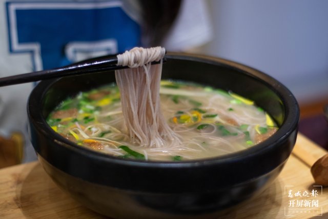 榴莲、兔头贵到上热搜？走，“美食特种兵”带你去云南吃实惠美食