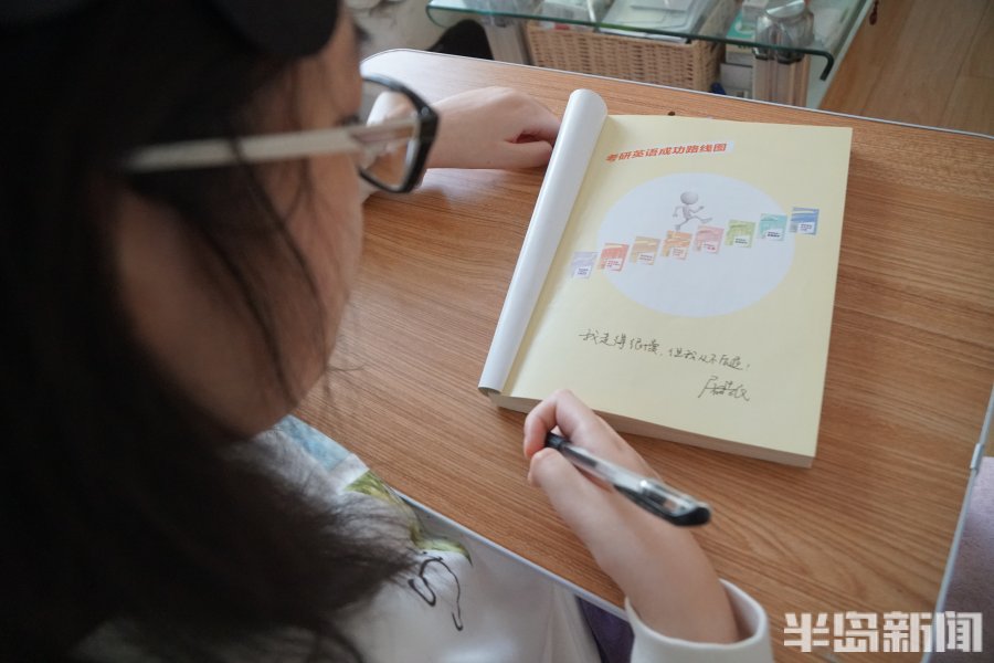 新闻周刊丨推呀推呀推，直把幸福追！1辆轮椅，16年陪读，这位坚强妈妈推着女儿从小学到大学