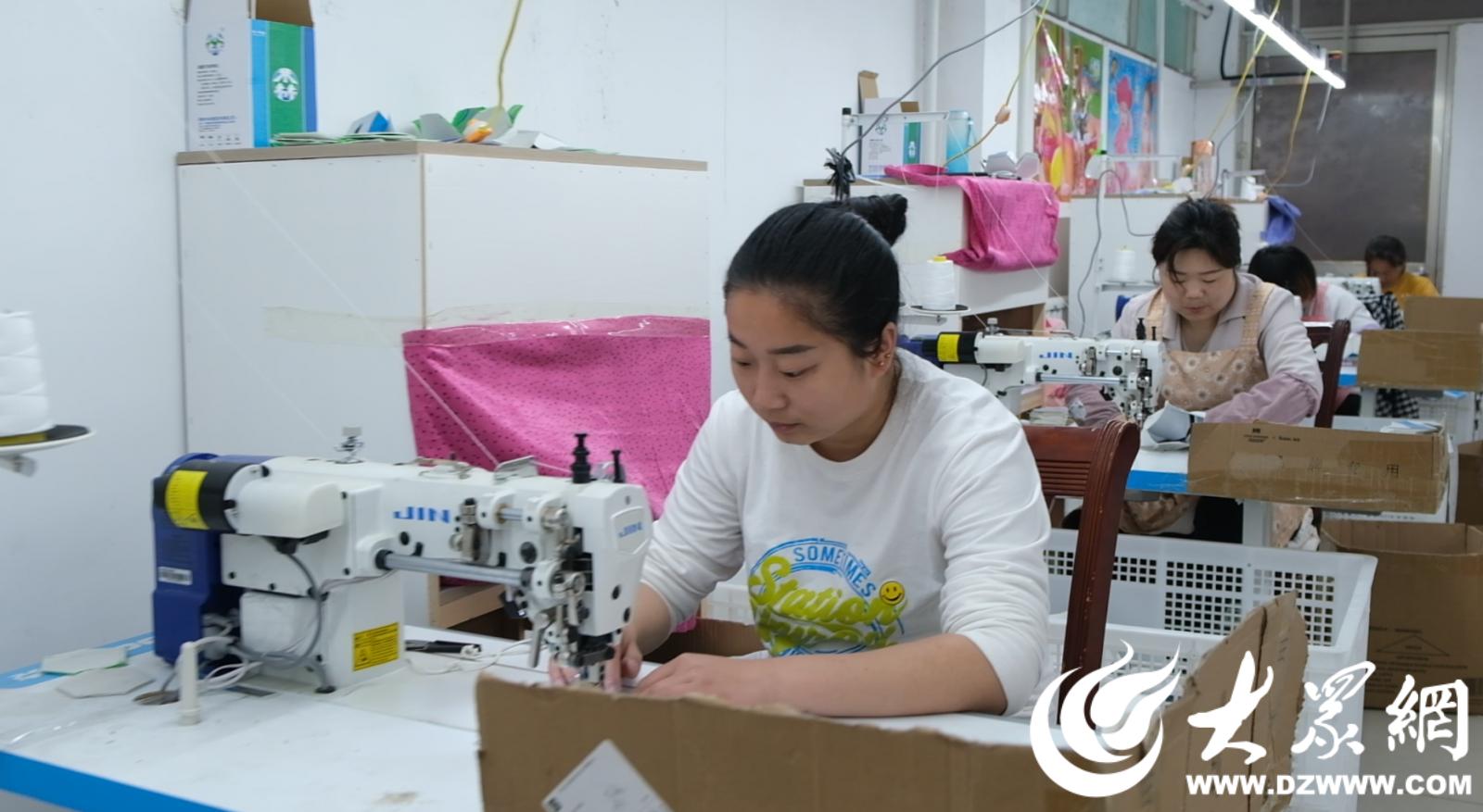 小玩具带动乡村振兴致富路梁山县黑虎庙镇玩具工艺品制作吸收闲余劳动力就业