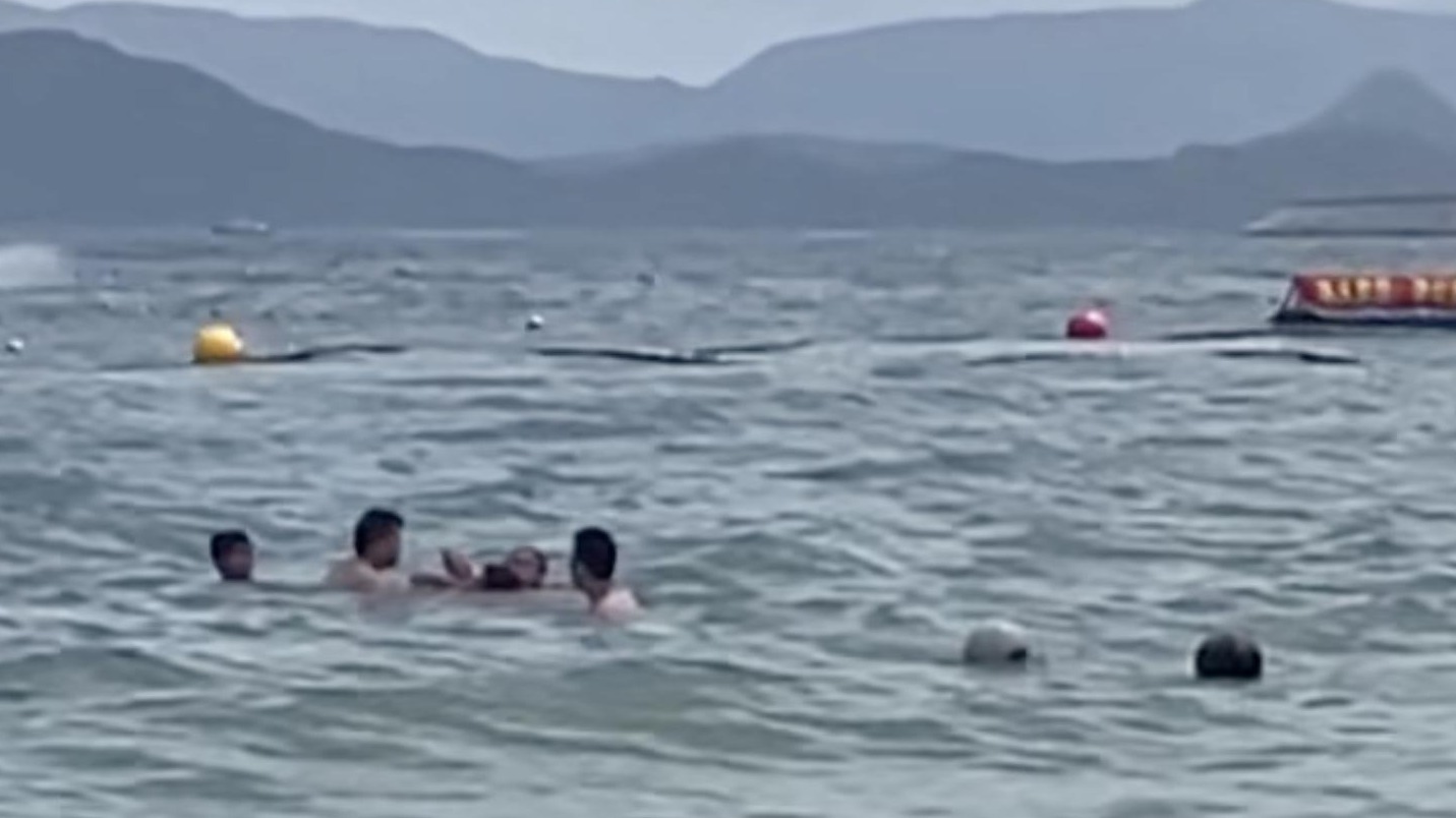 大梅沙景区救人,大梅沙老外救人