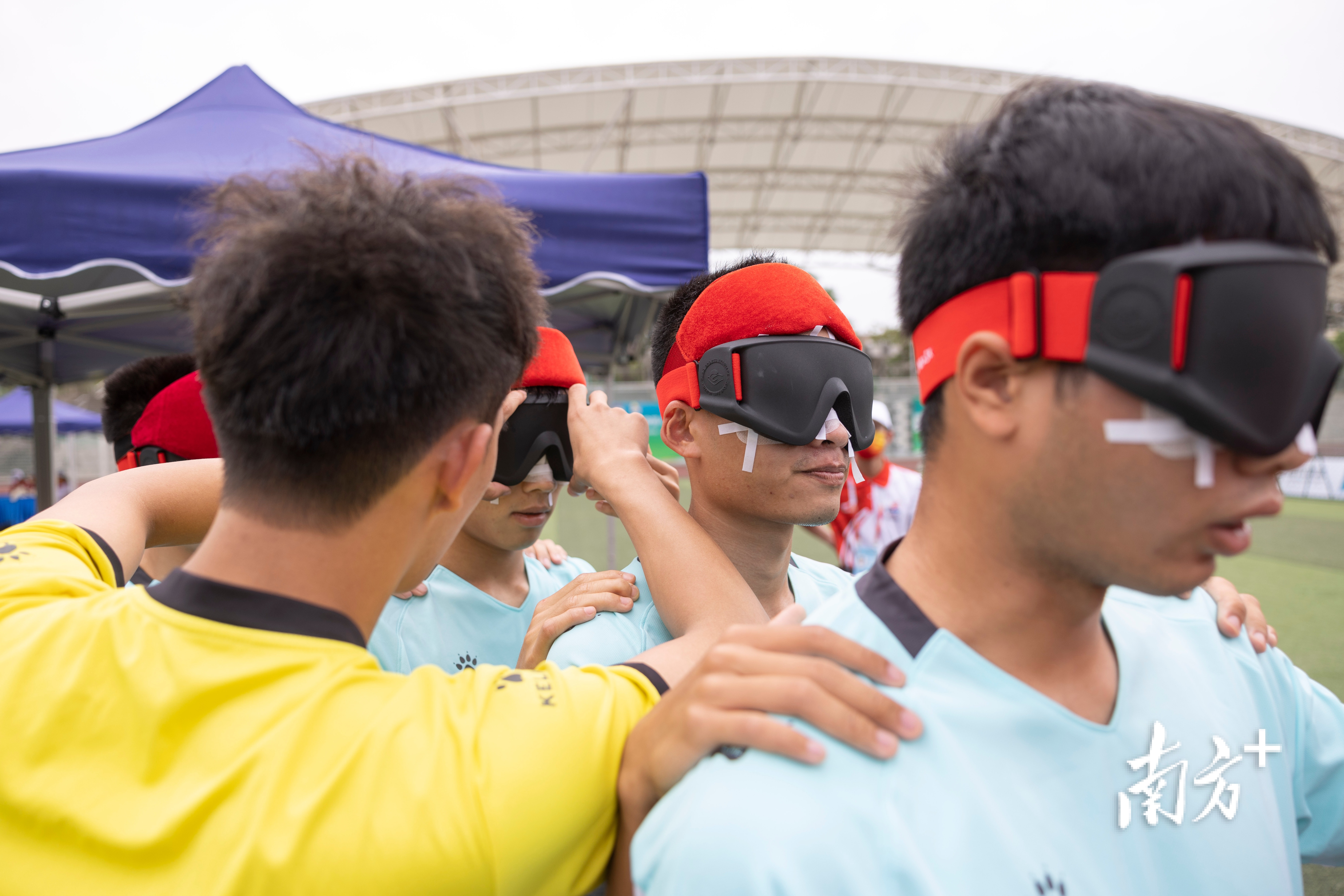 看不见的绿茵场上，听风驰骋踢向“光明”｜视界