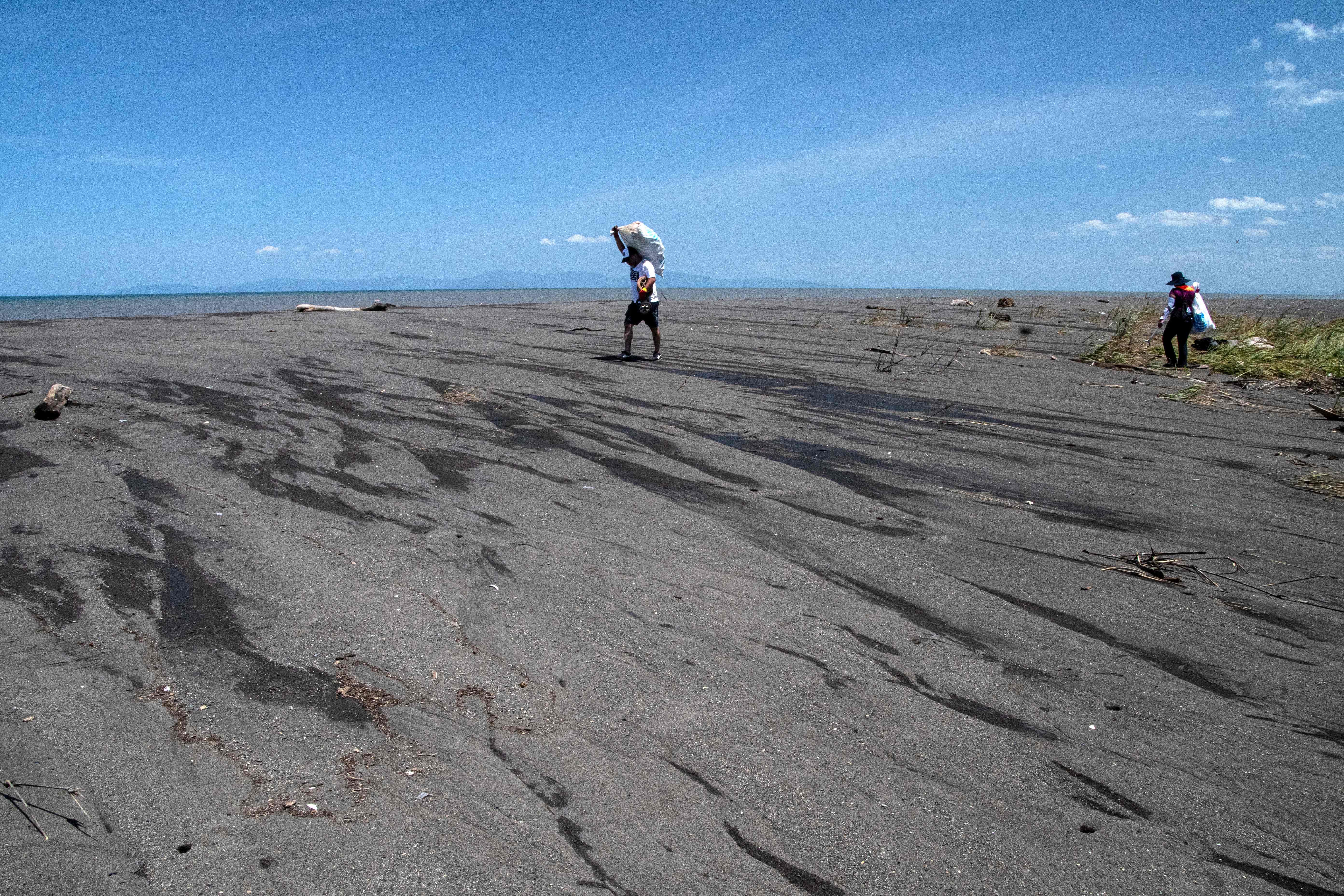 多米尼加海边垃圾清理,印度清理海滩垃圾