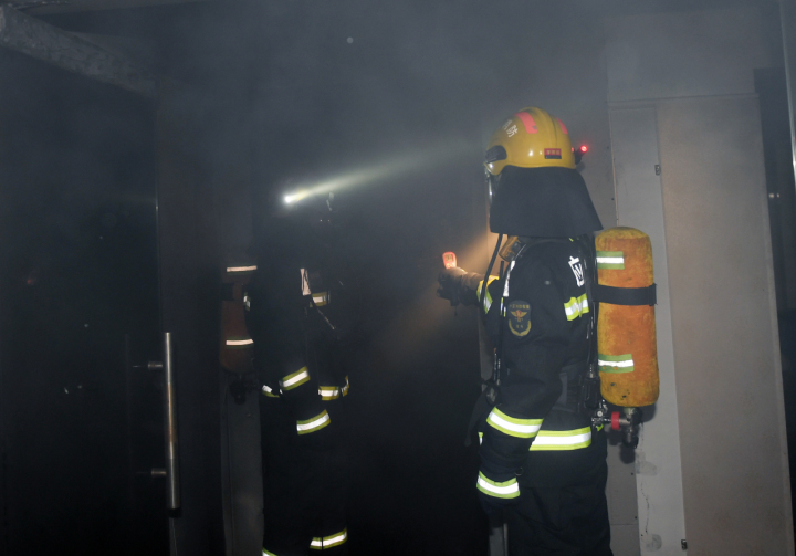 火场出现大量浓烟时应怎样前行,当火场有浓烟时正确的逃生步骤