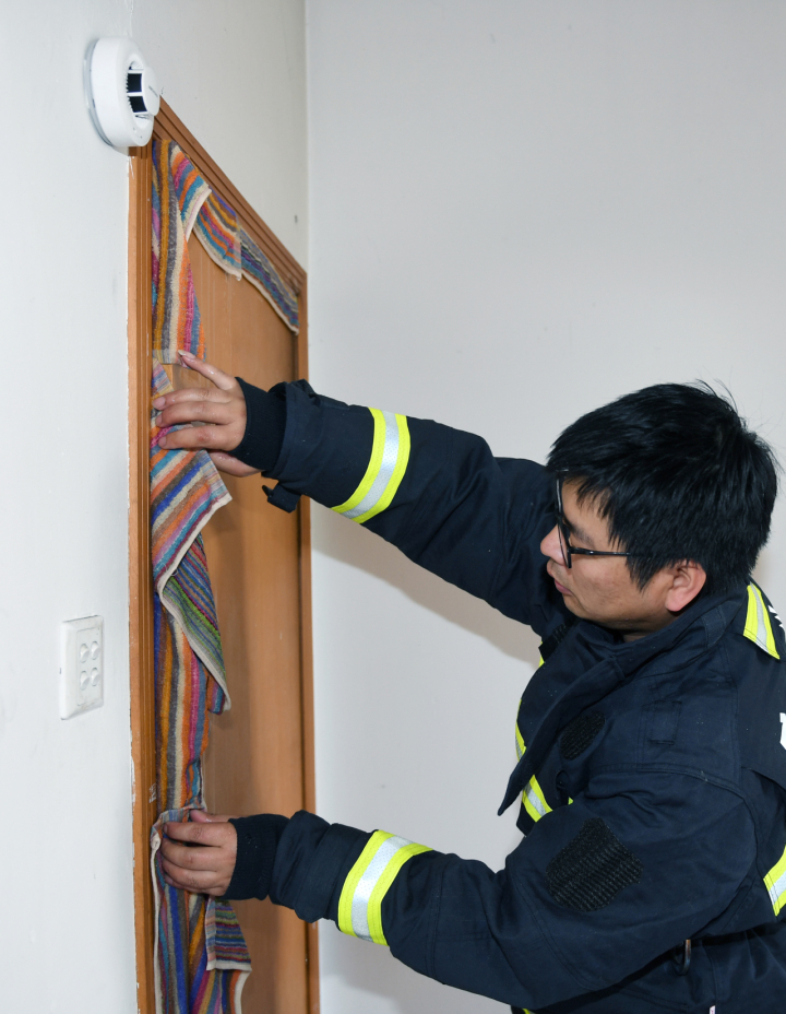 火场出现大量浓烟时应怎样前行,当火场有浓烟时正确的逃生步骤