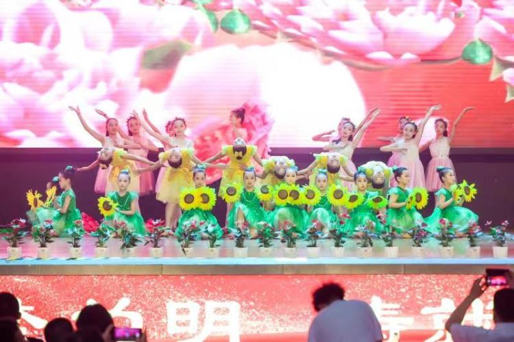 五年培育8000余名优秀学生，宝安为明教学质量获家长点赞