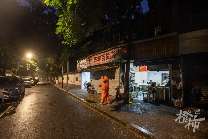 橙柿视觉丨杭州这家人均10元的烧饼油条店，凭什么能入选“米其林”？今早我们去探了探