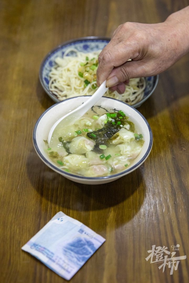 橙柿视觉丨杭州这家人均10元的烧饼油条店，凭什么能入选“米其林”？今早我们去探了探