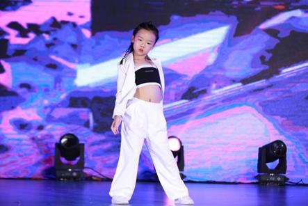 七彩童年迎春晚会,七彩童年幼儿园六一儿童汇演视频