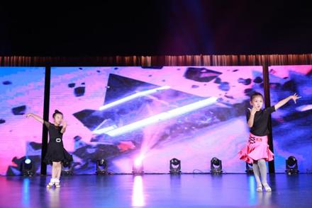 七彩童年迎春晚会,七彩童年幼儿园六一儿童汇演视频