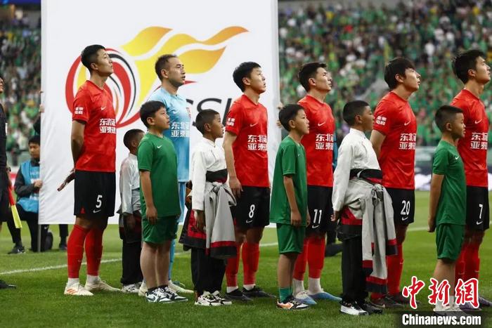 新工体球场藏族球童,新工体球员