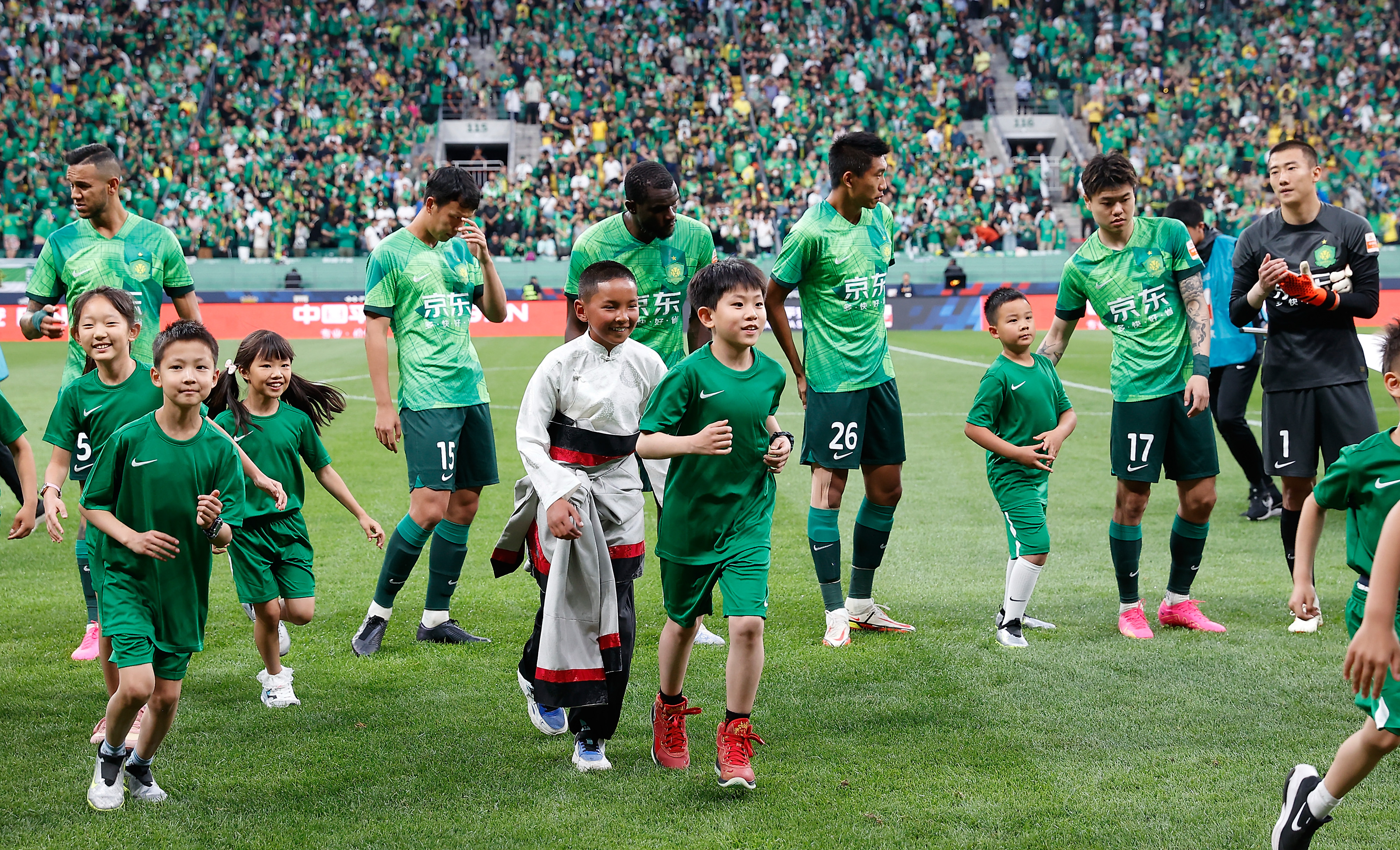 玉树足球少年圆梦工体,青海玉树足球少年