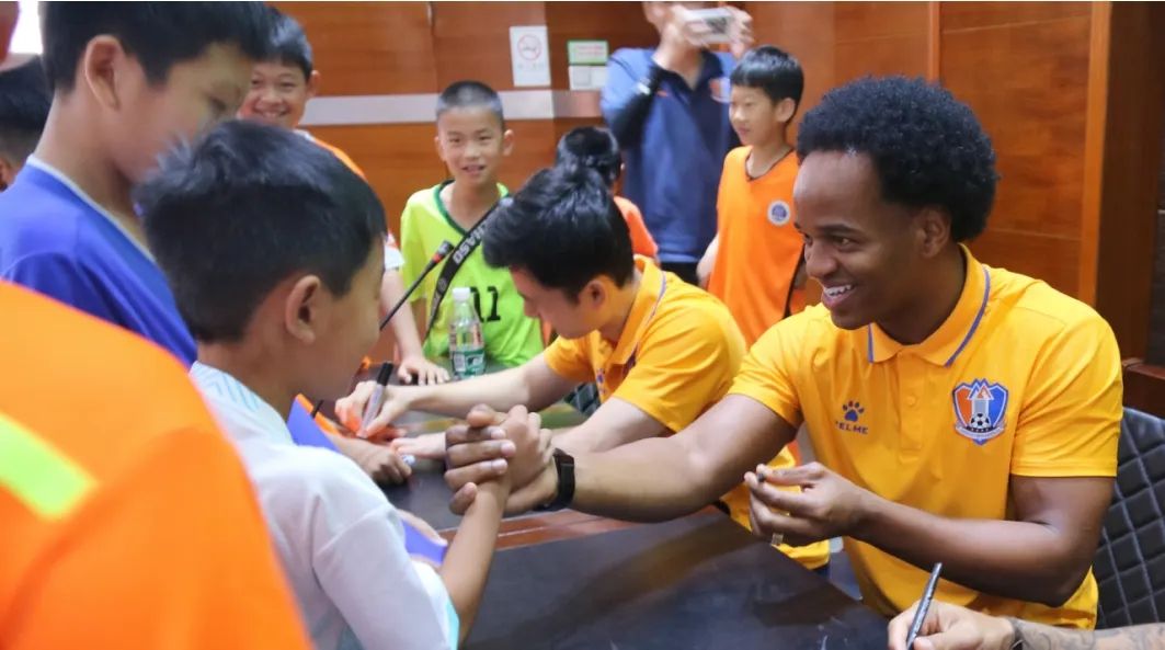 推动校园足球丰富校园生活,校园足球共同经历共同成长