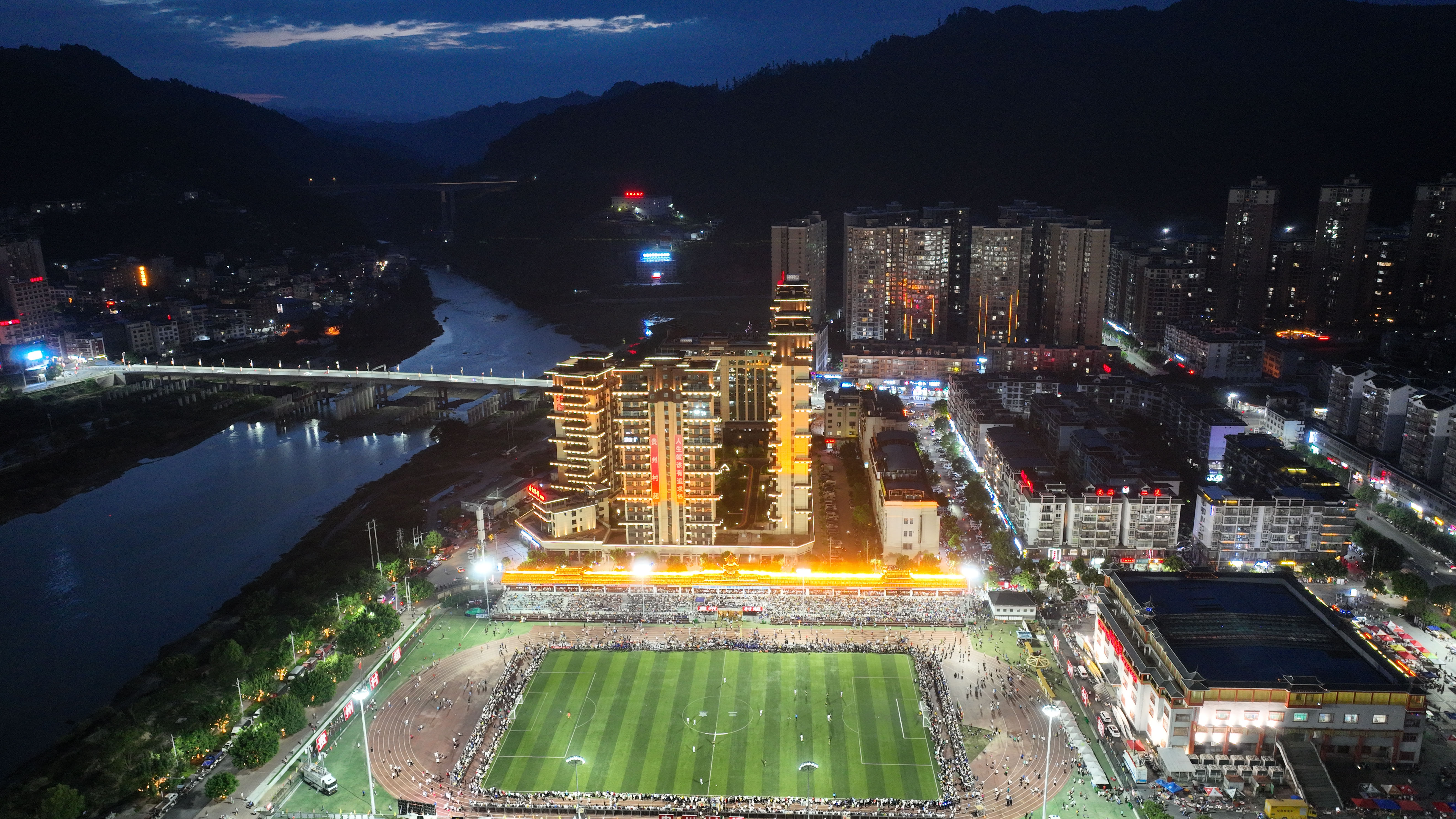 贵州村超足球夜现场直击,贵州村超点燃足球热情