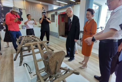 88岁台湾老兵送战友,山东籍台湾老兵带战友骨灰回大陆