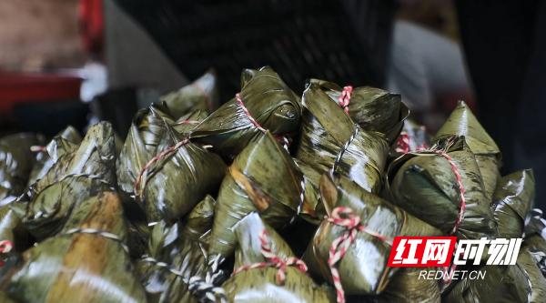 乡村就业工厂让群众增收致富,湖南新田小源村就业扶贫车间