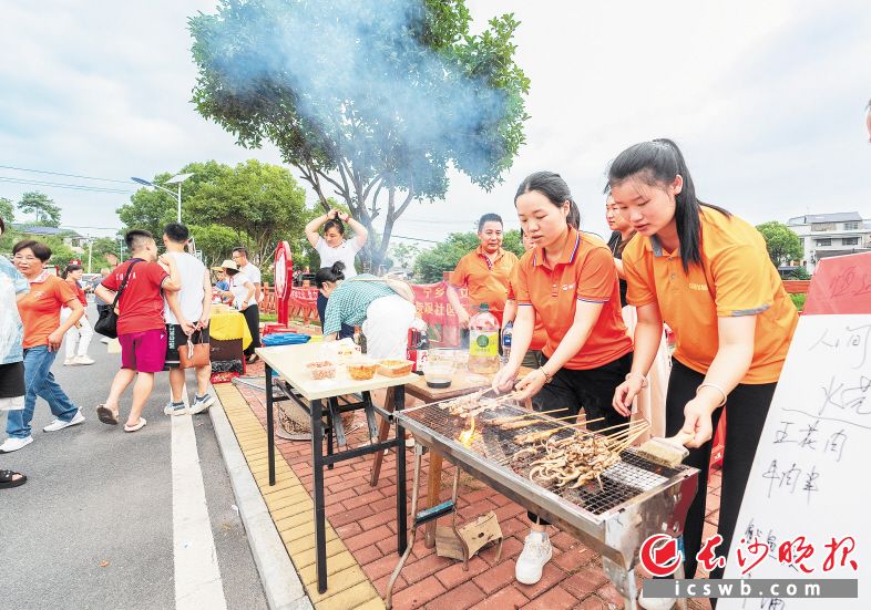 告别“黑金阵痛”首推乡村夜市，煤炭坝乡村夜经济火出圈