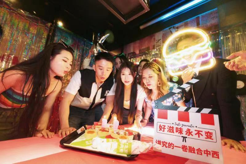 肯德基前门餐厅变身“经典放映室”与消费者细述经典