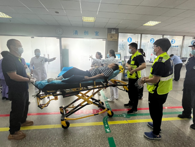 发生中暑如何自救互救,紧急救护120中暑