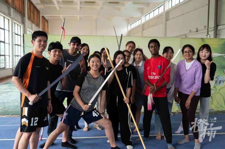世界冠军教拳，顶级场馆打球，浙大亚运国际播报团：就地取材都是好故事！