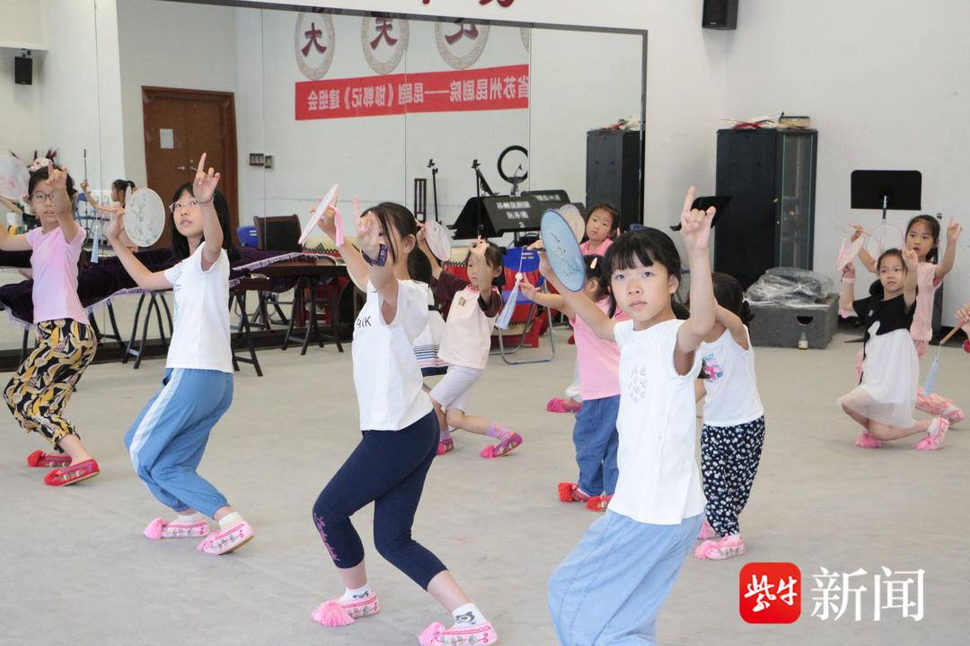 “学昆曲后，我都不驼背了呢”！扬子晚报“姑苏水磨调”少儿昆曲品牌12日暑期培训班课程过半啦