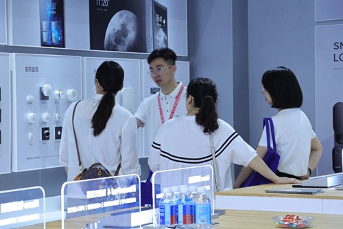 鸿雁全新HERO系列与ZERO系列智能面板亮相中国建博会