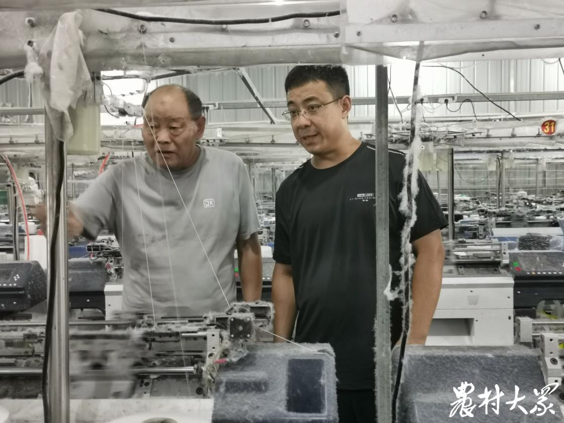 小镇上做手套的小作坊欠工资不给,村办小厂可家门口就业