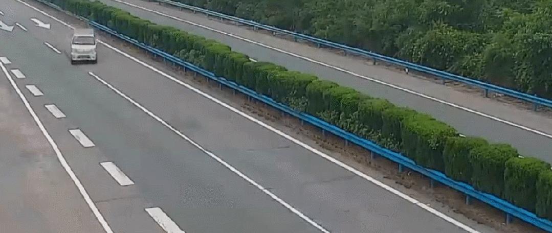 新手车胎爆了该怎么办,车胎爆了不用慌拿出手机拍个照