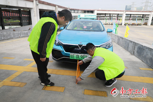 佛山顺德“的哥”同场比试安全驾驶技术