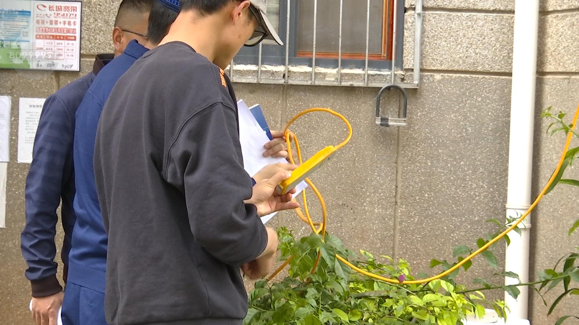 金山某小区电动车充电引发火灾,住户带电动车电瓶回家充电爆炸