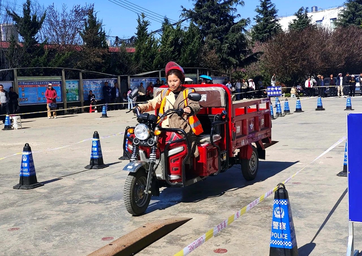 下乡送考交警服务群众,赫章县摩托车送考下乡